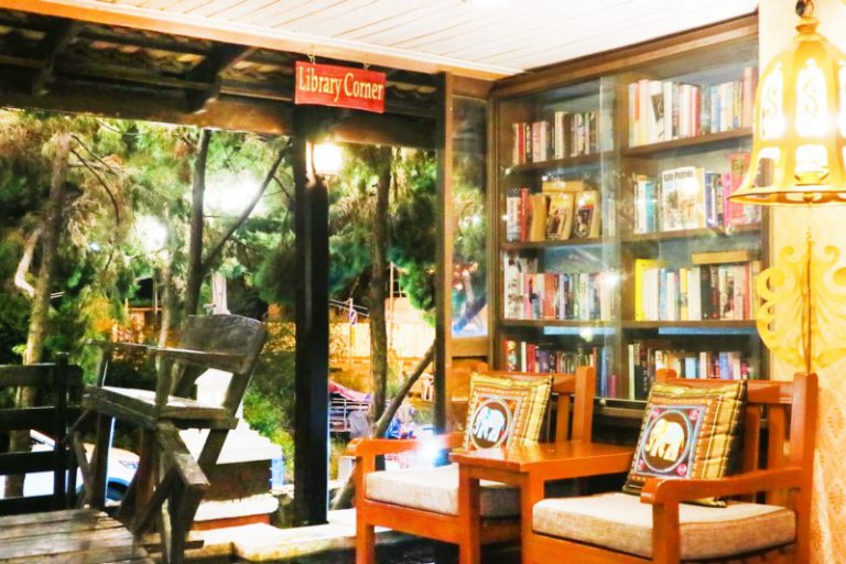 Aiyaree Place Resort : Library